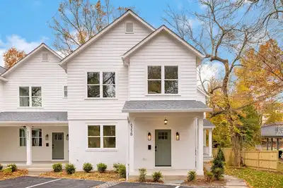 Image de Brand new 2025 home in Alexandria. 3 bedrooms, 2. 5 baths, with primary en-suite. Dedicated office with French doors. Finished basement rec room with arcade games—perfect for families! Private fenced yard. 10-min walk to King Street Metro + trolley