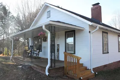 Image de Peaceful Elkin Wine Country Cottage