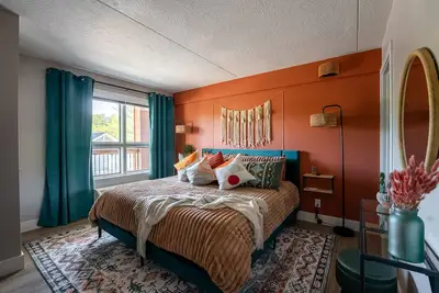 Image de Downtown Boho condo. Walk to Branson Landing. Pool/Fitness Center