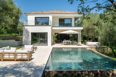 Image de Villa spacieuse avec piscine