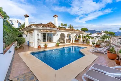 Image de Villa avec piscine privée, jacuzzi, jardin et intimité à Cerros del Águila, Mijas