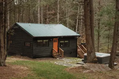 Image de Creekside Modern Cabin Sauna Hot Tub Niksen Den