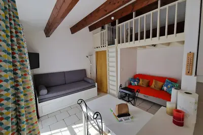 Image de Studio « La Bonbonnière » avec vue montagne, piscine et jardins partagés