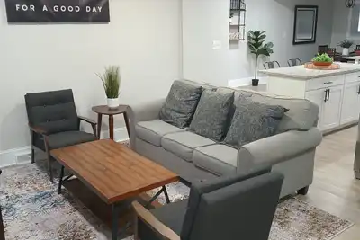 Image de Stylish 3br Charlotte Home | Relaxing Back Deck