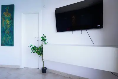 Image de Elegant Oceanfront Apartment with Coastal Charm