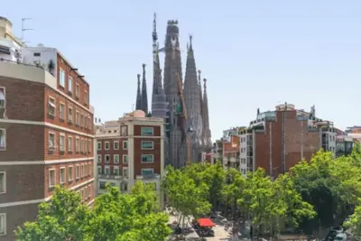 Image de Contemporary Barcelona Apartment with Iconic Sagrada Família Vista