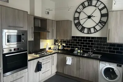 Image de 2 Bed House - Newly renovated new furniture & kitchen equipment, Wifi, Sky Tv.