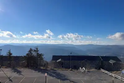 Image de Our newest property for 2025! Snowshoe Village Ski-in - Ski-out Condo w/ Hot Tub