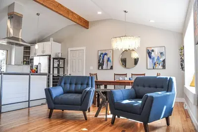 Image de Our comfortable home, with great view of the Flatiron Mountains, sits in the heart of South Boulder. Enjoy the private hot tub spa, media room with 84\" Theater Tv, well stocked Chef's kitchen. Walk to shopping, restaurants, brewery and trails nearby.