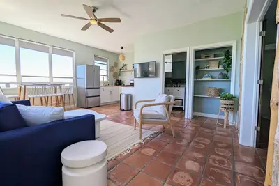 Image de Incredible Views! Solar Power- 5 min drive to beach!