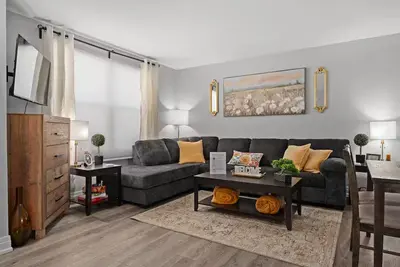 Image de Newly Renovated 3br in Kingston’s Desirable West End | The Yellow Door Retreat