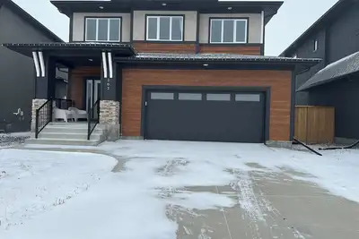 Image de Luxury modern 3 bedroom home with spacious private backyard in bridgewater.