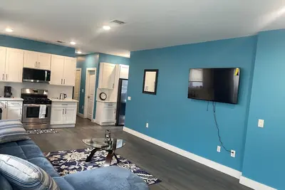 Image de Spacious 3-Bedroom Apartment Blue-Themed Haven, Perfect for Relaxation & Comfort