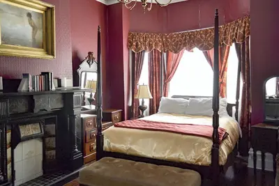 Image de Step back in time, stately downtown St. Johns Apartment in Historical District,