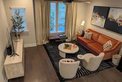 Image de Queen City Castle - Spacious 3-bedroom townhome w Rooftop Terrace & City Views