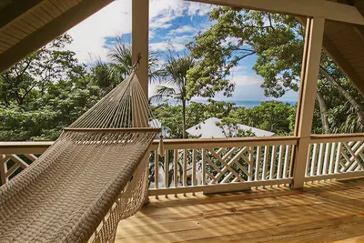 Image de Private 3-bedroom house a three minute walk to Luna Beach