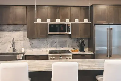 Image de 2200 Sf Condo with Blue River View & Hot Tub!