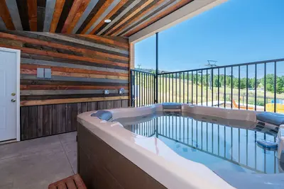 Image de Mountain Condo | Ski-in Access | Hot-tub