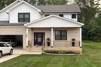 Image de New Contemporary Vacation House Uptown Charlotte