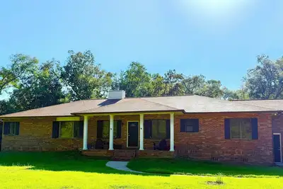 Image de \nQuite country retreat close to Florida State and Famu