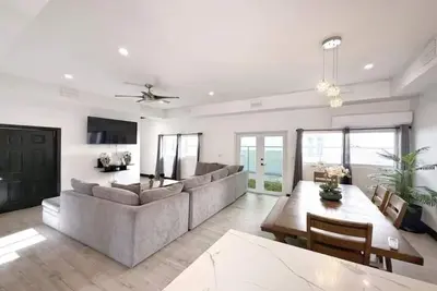 Image de Gated Modern 4-Bedroom Townhome in Nassau Bahamas.