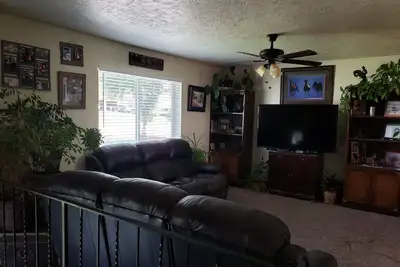 Image de Country Retreat & Rustic Charm: 3-Bedroom Haven with Hot Tub, Bar & Huge Yard!