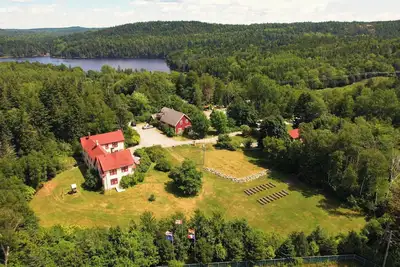 Image de Private 2 Bedroom Home with Fireplace & Fenced Yard