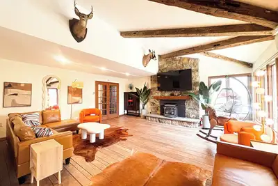 Image de 3 Acre 5000sf 7br Luxury Pool Villa with Hot-Tub Sauna Gameroom Theatre retreat