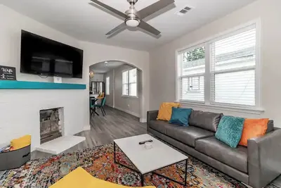 Image de Modern 2Bd/2Ba Getaway in Historic Olde Town