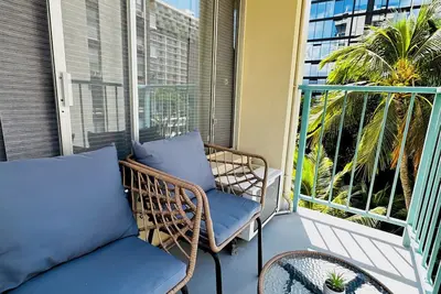 Image de Waikiki Oasis • Steps to Beach • Pool • Lanai • Modern Studio • Sleeps 4