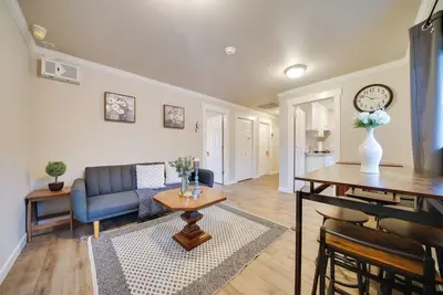 Image de 2 Mi to Lumen Field! 2nd-Floor Apartment w/ Deck