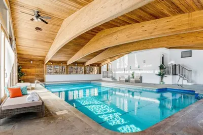 Image de Large 7br Villa |Sleeps 16| Indoor Pool & Hot Tub