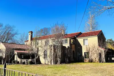 Image de Historic Spanish Home, minutes from Everything!