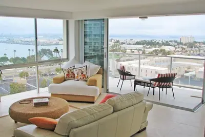 Image de Beautiful Coronado Shores Condo with unobstructed south and west views.