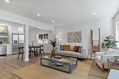 Image de Close to Universal & Warner Bros. Cozy 3br