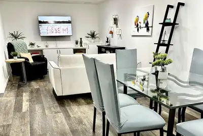 Image de Cozy/Modern Private Suite - 35 minutes to Big White Ski