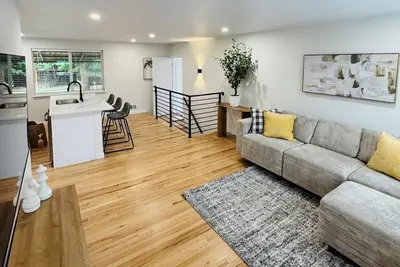 Image de A Sleek Modern 4-bedroom house with updated amenities in welcoming Westminster