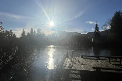 Image de Dreamy waterfront cottage w/ private dock large yard w/ backyard bar/game room