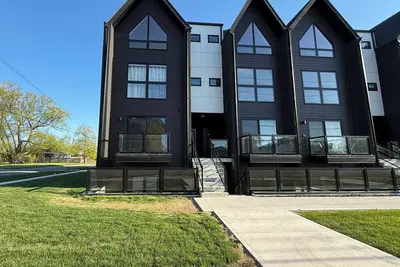 Image de 5 minutes to Clifton Hills Couple Getaway Niagara