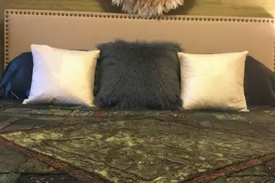 Image de Cozy Nature-Inspired Feather Room With King Bed, Alcove Nook