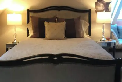 Image de Scenic Artistic Retreat With Lake Views, Handcrafted Bathroom