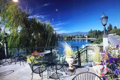 Image de Perched at the top of Swan River Inn in downtown Bigfork.