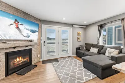 Image de Lakefront Modern Condo, Walk to Amphitheater, Stunning Views & Patio