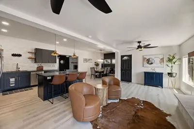 Image de Downtown Ebony- 1. 5 Miles from Whiskey Row