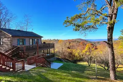 Image de Mountain View Log Cabin - Cozy cabin in the Blue Ridge Mountains- New Property!