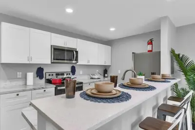 Image de Bright 2br Condo Near Restaurants and Entertainment