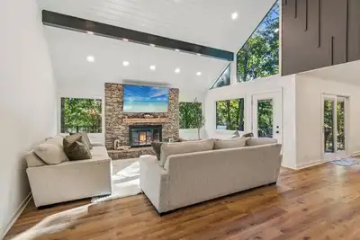 Image de Modern Haven - Tree Views & Fireside Sips + Access to Pools, Trails & Golf