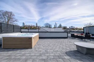 Image de Luxury Getaway: Hot Tub, Grill, Near Uptown!