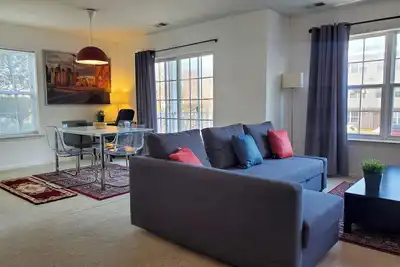 Image de Holiday Ready 2br 2. 5 bath 3 beds Townhome Metropark Free Parking W/D Fast Wi-Fi