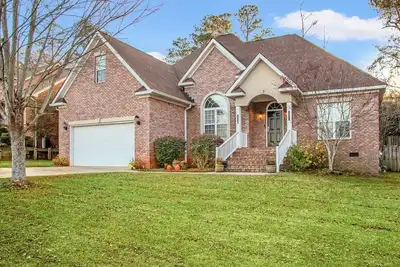 Image de Mins to Malls • Fully Fenced Yard • 4br/Sleeps 10